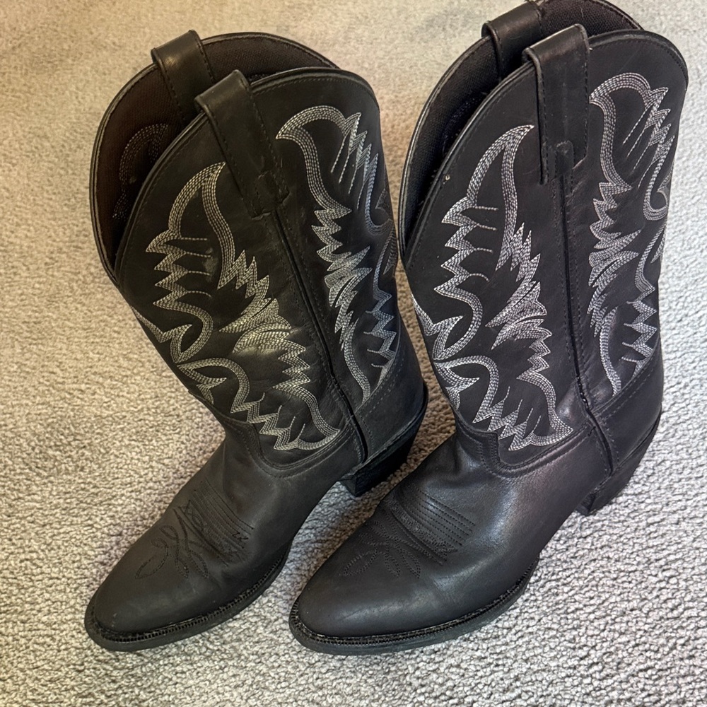 Laredo Black and Silver Leather Western/Cowboy/Country Boots. #68450. Size 8D.